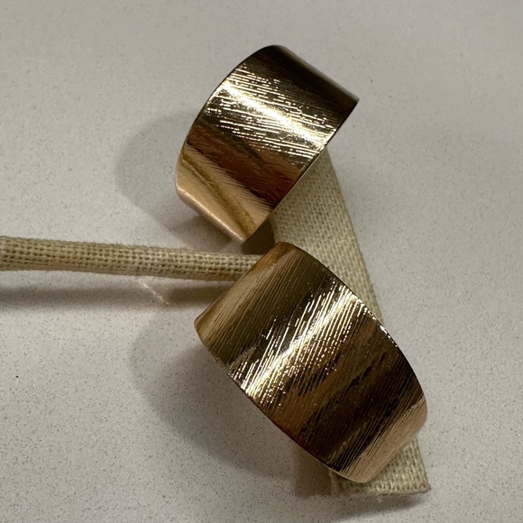 Textured Chunky Hoop Earrings - Picture 5 of 6